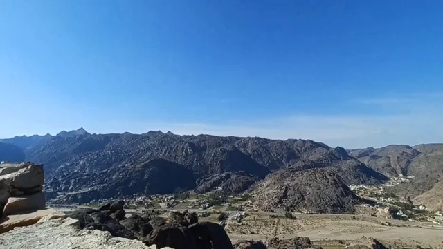 إطلالة جبال نجران من قلعة رعوم الأثرية