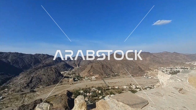 إطلالة على جبال ووادي نجران من قلعة رعوم التاريخية بالسعودية