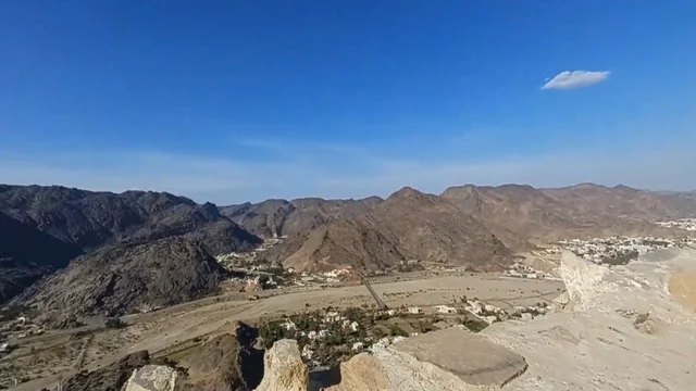 إطلالة على جبال ووادي نجران من قلعة رعوم التاريخية بالسعودية