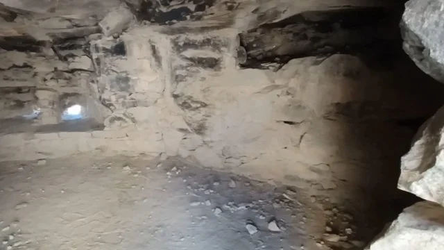 التصميم الداخلي لغرفة حجرية في قلعة رعوم بنجران