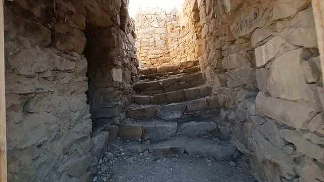قلعة رعوم نجران الدرج الحجري الأثري