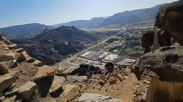 إطلالة جبلية من قلعة رعوم الأثرية على مدينة نجران