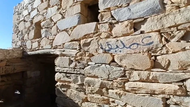 تفاصيل جدار قلعة رعوم الأثرية الحجري في نجران السعودية
