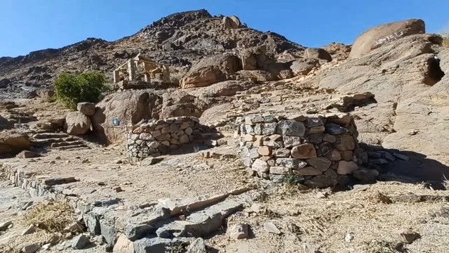 آثار قلعة رعوم على جبل نجران