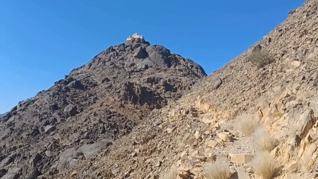 قلعة رعوم التاريخية على قمة جبل في نجران السعودية