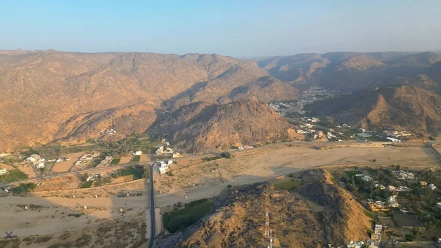 منظر جوي لجبل قلعة رعوم في نجران