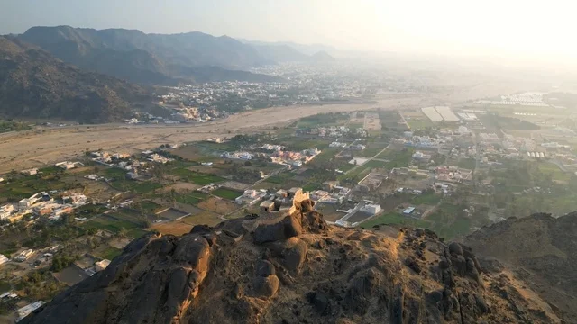 لقطة جوية لقلعة رعوم في جبال نجران