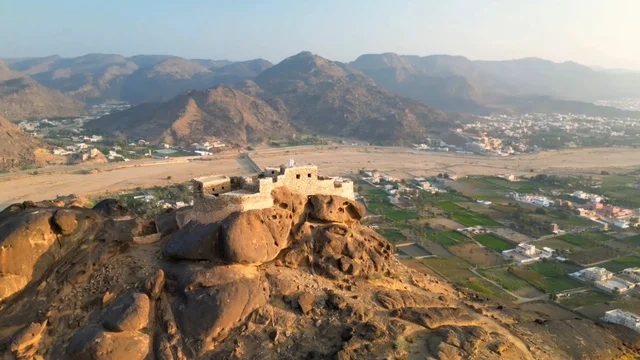 منظر جوي لقلعة رعوم في جبال نجران