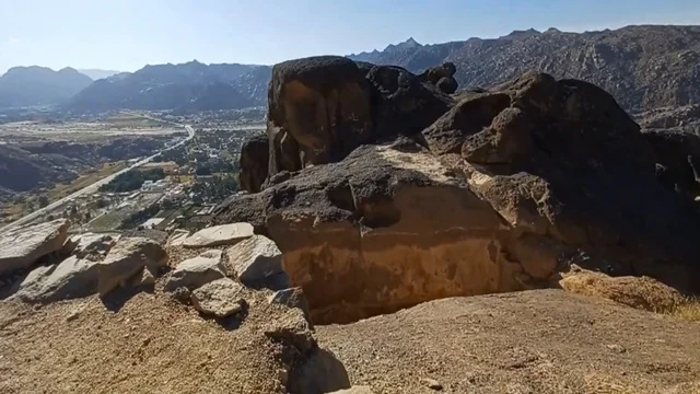 بقايا قلعة رعوم على قمة جبلية في نجران