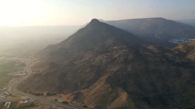 منظر جوي لقلعة وجبل رعوم الأثرية في نجران السعودية