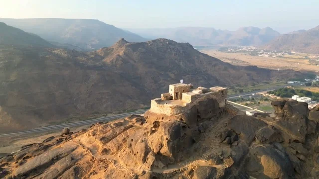 منظر جوي لقلعة رعوم الأثرية في جبال نجران السعودية