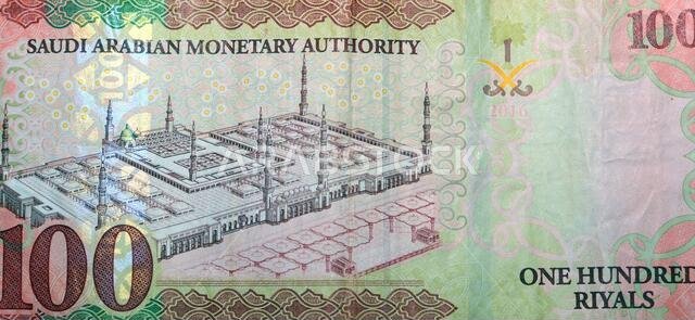 ورقة نقدية من فئة 100 ريال سعودي، الريال السعودي هو عملة المملكة العربية السعودية، وهو العملة النقدية الرئيسية في المملكة.
