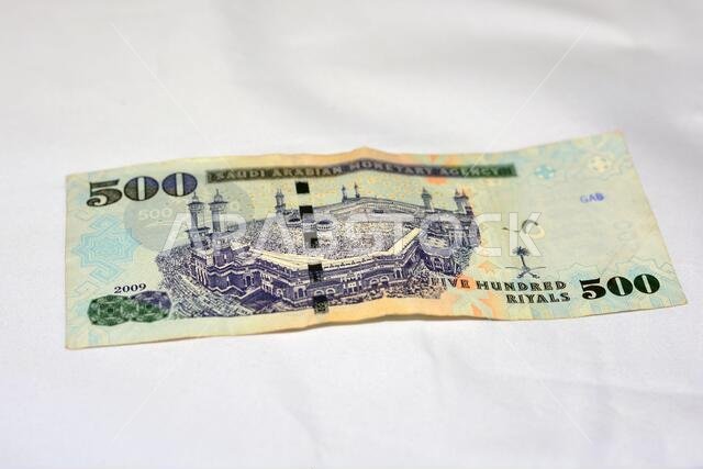 ورقة نقدية من فئة 500 ريال سعودي، عليها صورة الكعبة والملك عبد العزيز، المملكة العربية السعودية، 500 ريال نقداً، عملة سعودية.
