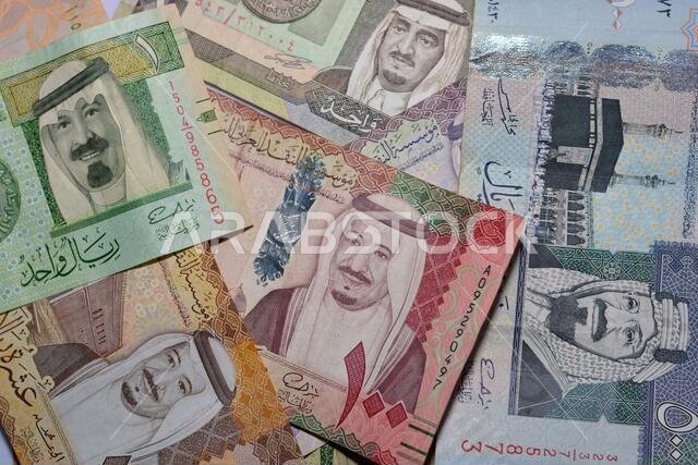 مجموعة من خلفيات العملات السعودية، مجموعة مختلفة من الريالات السعودية من فئات 500، 100، 10، 5، و1 ريال