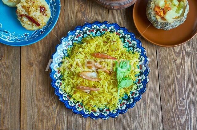 طبق الموموش، وهو طبق كويتي كلاسيكي، يجمع بين الأرز المغطى بالروبيان المجفف.