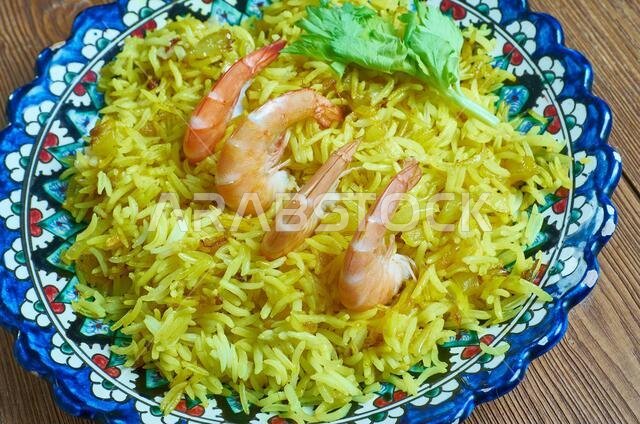 طبق الموموش، وهو طبق كويتي كلاسيكي، يجمع بين الأرز المغطى بالروبيان المجفف.