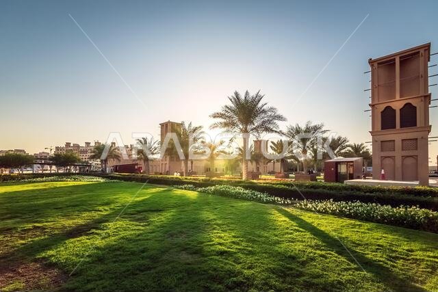 منظر مسائي رائع في حديقة الدمام - مدينة الدمام، المملكة العربية السعودية. تم التركيز على جزء محدد من الصورة مع تشويش الخلفية.
