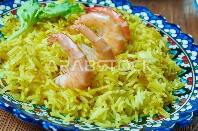 طبق الموموش، وهو طبق كويتي كلاسيكي، يجمع بين الأرز المغطى بالروبيان المجفف.