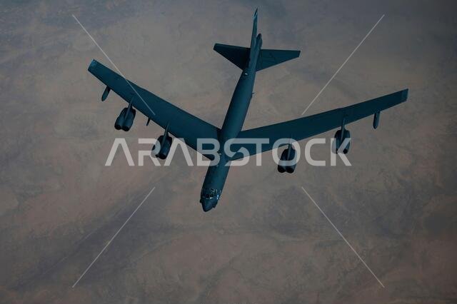 الخليج العربي، المملكة العربية السعودية. ٢٧ يناير ٢٠٢١. قاذفة استراتيجية من طراز بي-٥٢ ستراتوفورتريس تابعة لسلاح الجو الأمريكي، من الجناح الثاني للقاذفات، تحلق فوق الصحراء بعد التزود بالوقود من طائرة كي سي-١٣٥ ستراتوتانكر، خلال مهمة قصيرة في الشرق الأوسط، في ٢٧ يناير ٢٠٢٢ فوق الخليج العربي. حقوق الصورة: بلانيت بيكس/ألامي لايف نيوز
