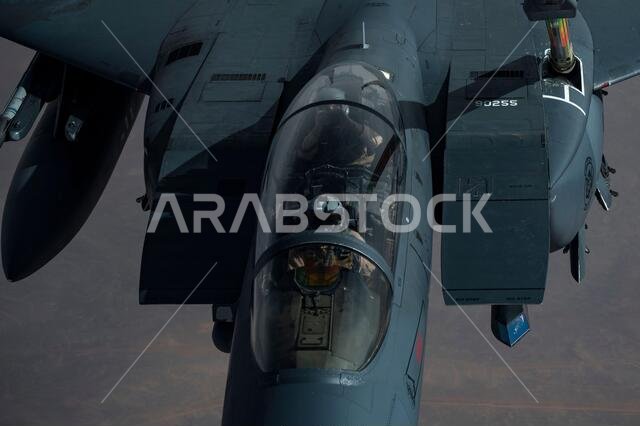 الخليج العربي، المملكة العربية السعودية. ٢٧ يناير ٢٠٢١. طائرة مقاتلة من طراز إف-١٥ إي سترايك إيجل تابعة لسلاح الجو الأمريكي تتزود بالوقود من طائرة كي سي-١٣٥ ستراتوتانكر خلال مهمة قصيرة في الشرق الأوسط فوق الخليج العربي في ٢٧ يناير ٢٠٢. وتقوم الطائرة بمرافقة قاذفات بي-٥٢ ستراتوفورتريس الاستراتيجية التابعة للجناح الثاني للقاذفات. حقوق الصورة: بلانيت بيكس/ألامي لايف نيوز
