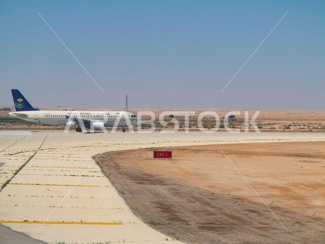الرياض - 1 مارس: طائرات تستعد للإقلاع من مطار الملك خالد الدولي بالرياض في 1 مارس 2016، في الرياض، المملكة العربية السعودية. مطار الرياض هو الميناء الرئيسي لشركة طيران المملكة المتحدة.