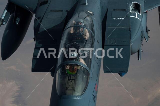 الخليج العربي، المملكة العربية السعودية. ٢٧ يناير ٢٠٢١. طائرة مقاتلة من طراز إف-١٥ إي سترايك إيجل تابعة لسلاح الجو الأمريكي تتزود بالوقود من طائرة كي سي-١٣٥ ستراتوتانكر خلال مهمة قصيرة في الشرق الأوسط فوق الخليج العربي في ٢٧ يناير ٢٠٢. وتقوم الطائرة بمرافقة قاذفات بي-٥٢ ستراتوفورتريس الاستراتيجية التابعة للجناح الثاني للقاذفات. حقوق الصورة: بلانيت بيكس/ألامي لايف نيوز