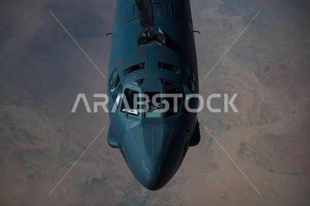 الخليج العربي، المملكة العربية السعودية. ٢٧ يناير ٢٠٢١. تستعد قاذفة استراتيجية من طراز بي-٥٢ ستراتوفورتريس تابعة لسلاح الجو الأمريكي، من الجناح الثاني للقاذفات، للتزود بالوقود من طائرة كي سي-١٣٥ ستراتوتانكر خلال مهمة قصيرة في الشرق الأوسط فوق الخليج العربي في ٢٧ يناير ٢٠٢١. حقوق الصورة: بلانيت بيكس/ألامي لايف نيوز