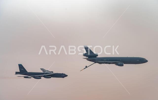 الخليج العربي، المملكة العربية السعودية. ٢٧ يناير ٢٠٢١. قاذفة استراتيجية من طراز بي-٥٢ ستراتوفورتريس تابعة لسلاح الجو الأمريكي، من الجناح الثاني للقاذفات، تقترب من طائرة تزويد بالوقود من طراز كي سي-١٣٥ ستراتوتانكر للتزود بالوقود خلال مهمة قصيرة في الشرق الأوسط فوق الخليج العربي في ٢٧ يناير ٢٠٢١. حقوق الصورة: بلانيت بيكس/ألامي لايف نيوز