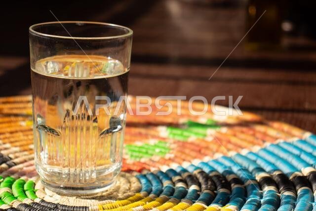 كوب ماء مضاء بضوء جميل