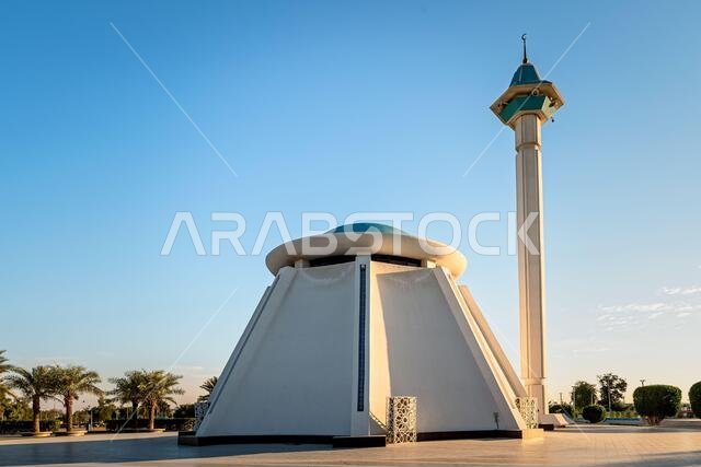 مسجد جميل في حديقة الملك فهد بالدمام في المملكة العربية السعودية مع إطلالة على خلفية سماء زرقاء صافية. مسجد جميل في حديقة الملك فهد بالدمام في المملكة العربية السعودية مع إطلالة على خلفية سماء زرقاء صافية.
