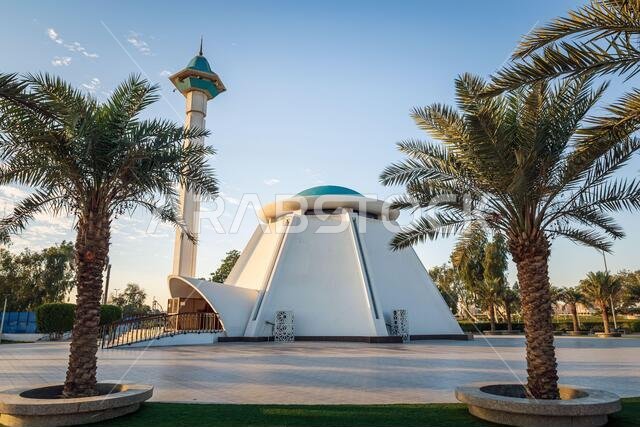 مسجد جميل في حديقة الملك فهد بالدمام، المملكة العربية السعودية، مع إطلالة على خلفية سماء زرقاء صافية. مسجد جميل في حديقة الملك فهد بالدمام، المملكة العربية السعودية، مع إطلالة على خلفية سماء زرقاء صافية.