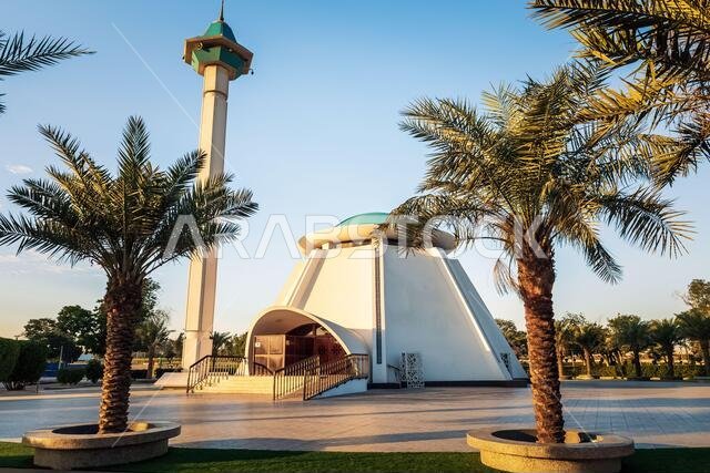مسجد جميل في حديقة الملك فهد بالدمام، المملكة العربية السعودية، مع إطلالة على خلفية سماء زرقاء صافية. مسجد جميل في حديقة الملك فهد بالدمام، المملكة العربية السعودية، مع إطلالة على خلفية سماء زرقاء صافية.