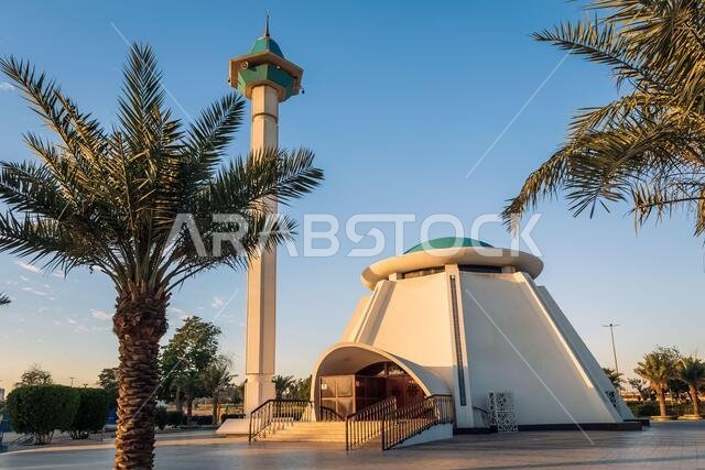 مسجد جميل في حديقة الملك فهد بالدمام، المملكة العربية السعودية، مع إطلالة على خلفية سماء زرقاء صافية. مسجد جميل في حديقة الملك فهد بالدمام، المملكة العربية السعودية، مع إطلالة على خلفية سماء زرقاء صافية.