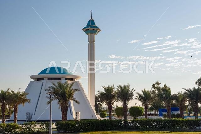 مسجد جميل في حديقة الملك فهد بالدمام في المملكة العربية السعودية مع إطلالة على خلفية سماء زرقاء صافية. مسجد جميل في حديقة الملك فهد بالدمام في المملكة العربية السعودية مع إطلالة على خلفية سماء زرقاء صافية.