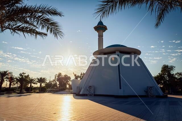 مسجد جميل في حديقة الملك فهد بالدمام في المملكة العربية السعودية مع إطلالة على خلفية سماء زرقاء صافية. مسجد جميل في حديقة الملك فهد بالدمام في المملكة العربية السعودية مع إطلالة على خلفية سماء زرقاء صافية.