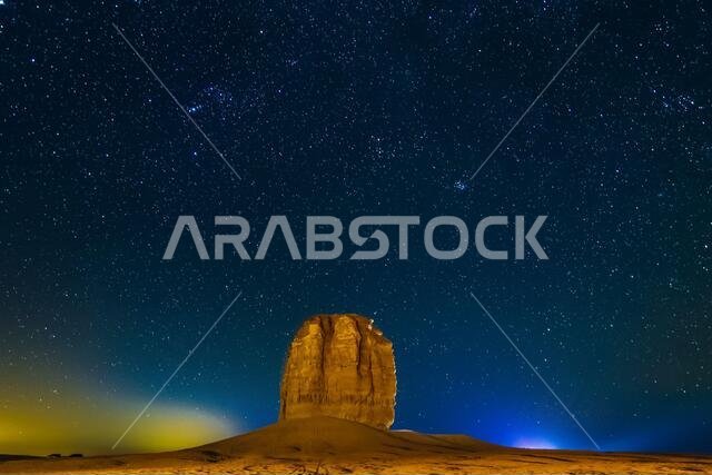 إبهام الشيطان أو إبهام يهوذا بالقرب من صحراء الرياض. تصوير ليلي. المملكة العربية السعودية.