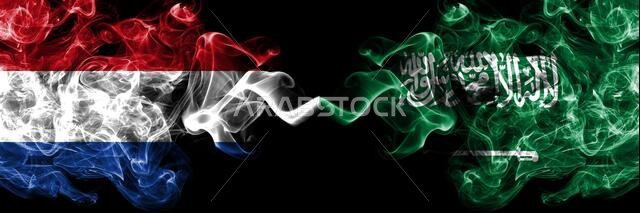 هولندا ضد السعودية، أعلام عربية ضبابية غامضة موضوعة جنباً إلى جنب. أعلام دخانية كثيفة الألوان حريرية تجريدية.