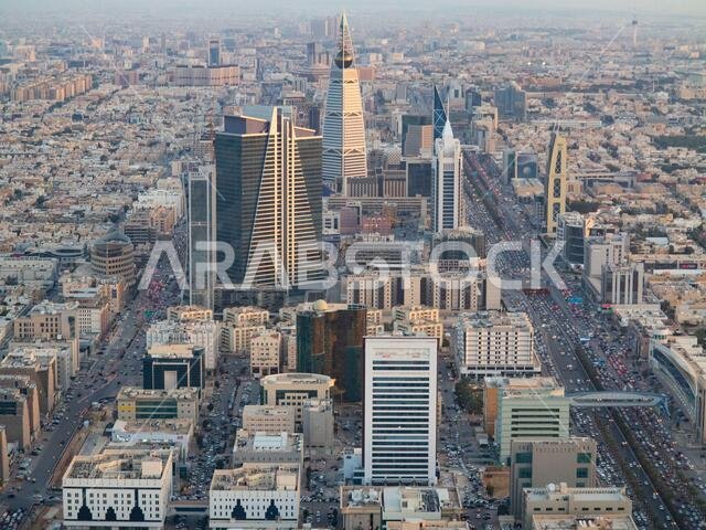 الرياض - 29 فبراير: صورة جوية لوسط مدينة الرياض في 29 فبراير 2016 في الرياض، المملكة العربية السعودية. الرياض - 29 فبراير: صورة جوية لوسط مدينة الرياض في 29 فبراير 2016 في الرياض، المملكة العربية السعودية.