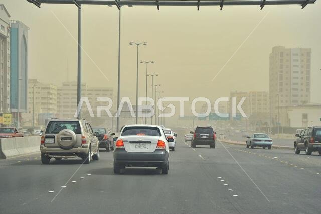 مدينة جدة في يومٍ مُغبر. عاصفة رملية تجتاح المدينة. المملكة العربية السعودية مدينة جدة في يومٍ مُغبر. عاصفة رملية تجتاح المدينة. المملكة العربية السعودية