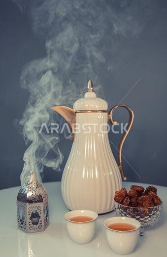 تمر، قهوة عربية، وإناء فانوس إسلامي. رمز رمضان