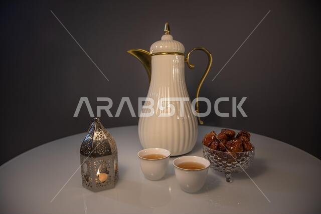 تمر، قهوة عربية، وإناء فانوس إسلامي. رمز رمضان