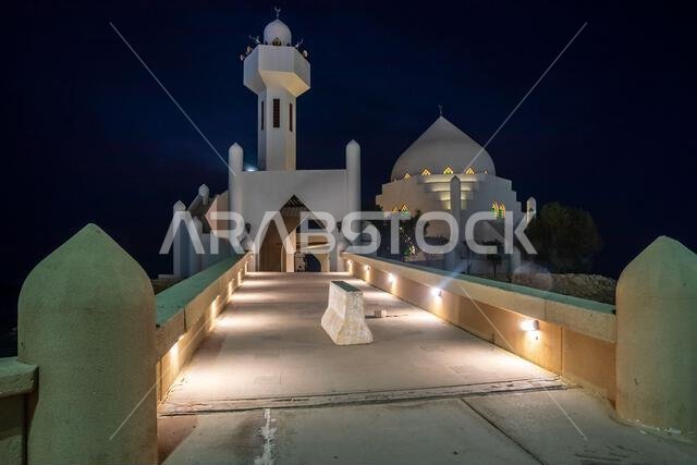 مسجد سالم بن لادن الأبيض المبني على الجزيرة عند الغسق، الخبر، المملكة العربية السعودية