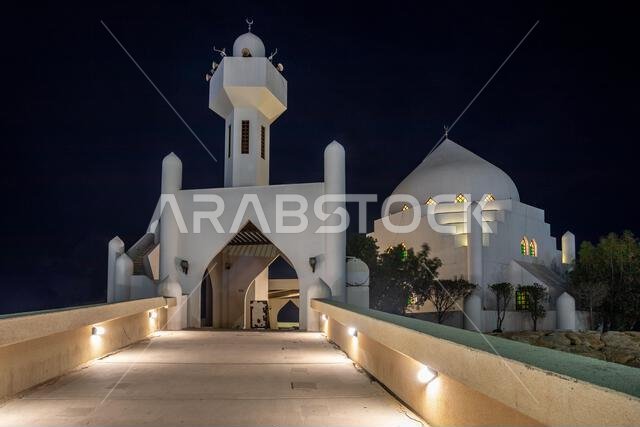 مسجد سالم بن لادن الأبيض المبني على الجزيرة عند الغسق، الخبر، المملكة العربية السعودية