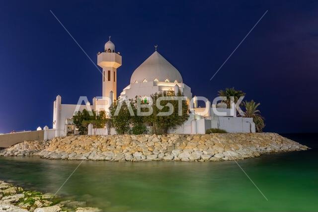 مسجد سالم بن لادن الأبيض، بُني على الجزيرة عند الغسق، محاطًا بالخليج العربي، في مدينة الخبر، المملكة العربية السعودية.