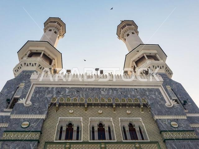 المدخل المهيب: التقاط عظمة المسجد الحرام المقدس من منظور فريد في مكة المكرمة، المملكة العربية السعودية.