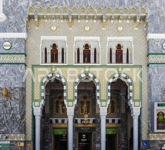 المدخل المهيب: التقاط عظمة المسجد الحرام المقدس من منظور فريد في مكة المكرمة، المملكة العربية السعودية.