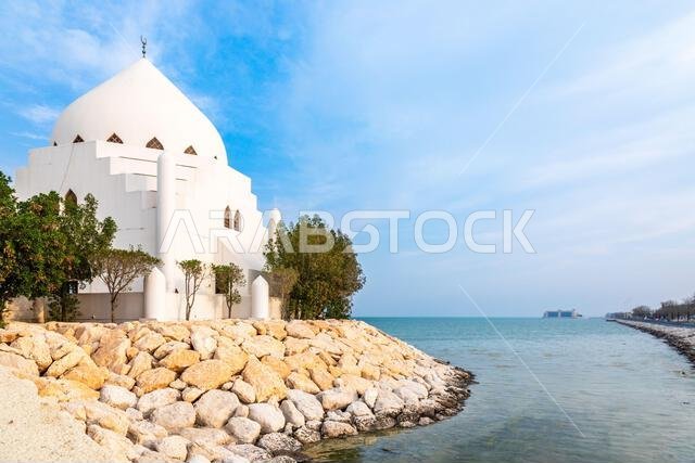 مسجد سالم بن لادن الأبيض المبني على الجزيرة مع الخليج العربي في الخلفية، الخبر، المملكة العربية السعودية