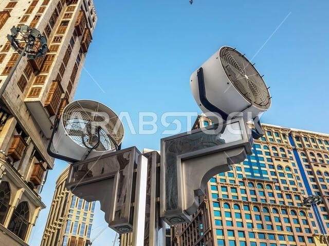 تعمل المراوح الإلكترونية على تبريد الجو في فناء المسجد الحرام بمكة المكرمة، المملكة العربية السعودية.