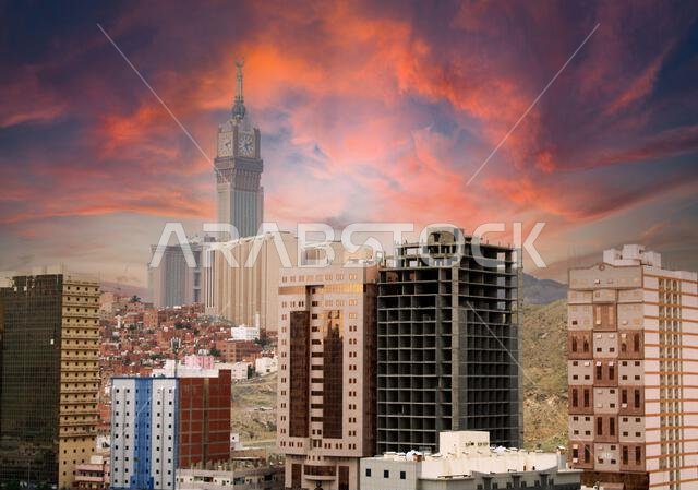 برج الساعة الملكي ومباني الفنادق في مكة المكرمة. منظر لمدينة مكة المكرمة من الأعلى.