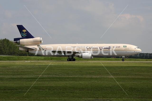 طائرة شحن تابعة لشركة الخطوط الجوية السعودية من طراز ماكدونيل دوغلاس MD-11F تحمل التسجيل HZ-ANA تسير على الممر الخامس في مطار سخيبول بأمستردام.